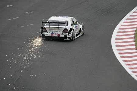 Stefan Mücke tobt durch die Eau Rouge-Kurve.