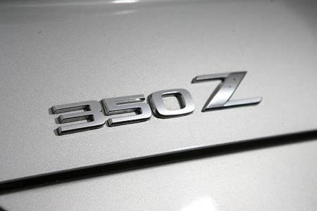 Der 350Z wurde in beiden Versionen 1.500 Euro teurer.