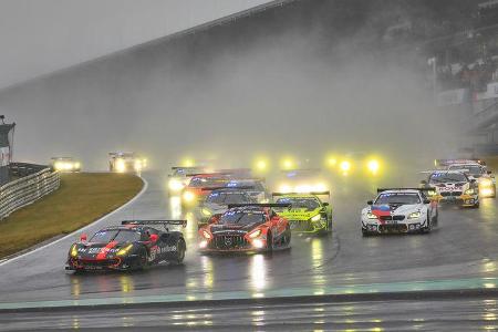 Maro Engel stand im HRT-Mercedes auf Pole, doch er wurde von Jonathan Hirschi im Ferrari 488 GT3 von Octane 126 schnell über...