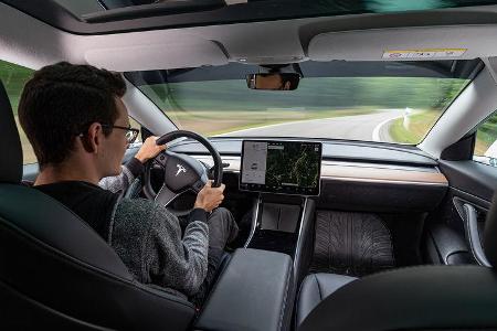 Hyundai Ioniq Elektro, Kia e-Niro, Tesla Model 3, VW ID.3
