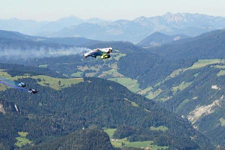 Elektro Wingsuit Peter Salzmann BMW