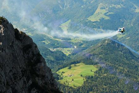 Elektro Wingsuit Peter Salzmann BMW