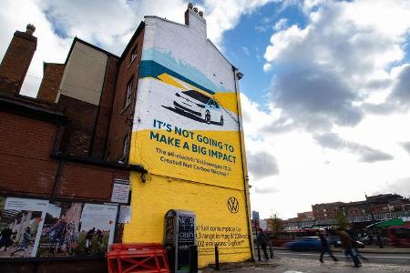 VW-ID.3-Werbung in Birmingham mit Airlite-Gemälde