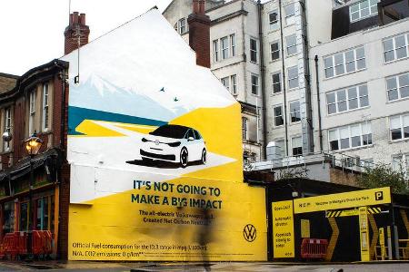 VW-ID.3-Werbung in Cardiff mit Airlite-Gemälde