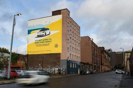 VW-ID.3-Werbung in Glasgow mit Airlite-Gemälde
