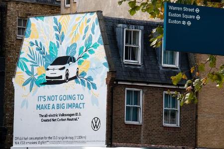 VW-ID.3-Werbung in London mit Airlite-Gemälde