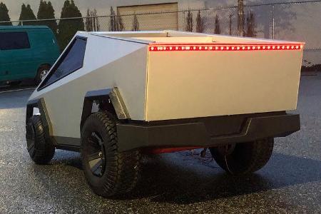 Mini-Cybertruck gegen Mercedes R-Klasse