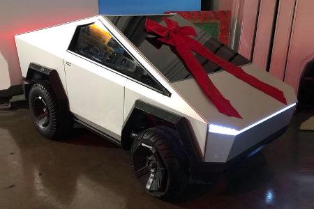Mini-Cybertruck gegen Mercedes R-Klasse