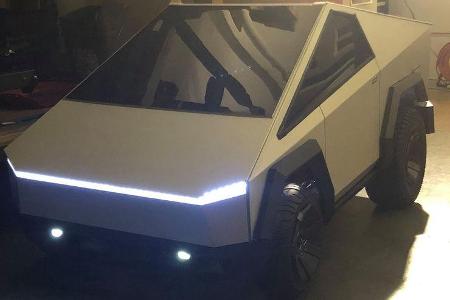 Mini-Cybertruck gegen Mercedes R-Klasse