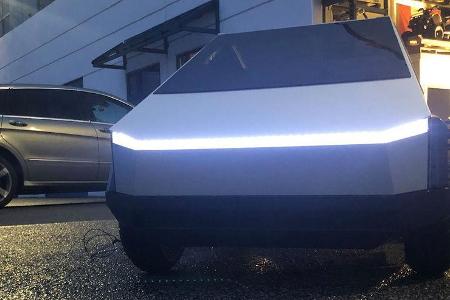 Mini-Cybertruck gegen Mercedes R-Klasse