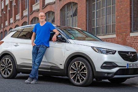 Schauspieler Peter Lohmayer holt sich seinen neuen Opel Grandland Hybrid ab