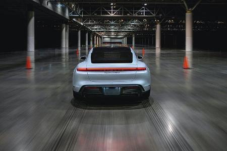 Porsche Taycan Turbo S beim Hallen-Sprint-Guinness-Weltrekord mit Leh Keen