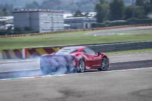 Driften mit 720-V8-PS - jetzt im Video