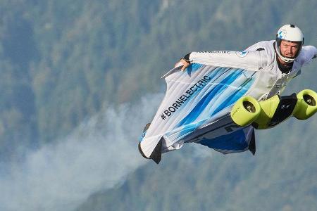 Elektro Wingsuit Peter Salzmann BMW