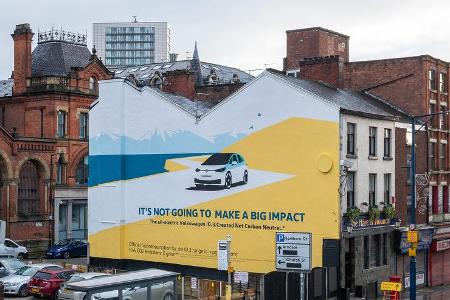 VW-ID.3-Werbung in Manchester mit Airlite-Gemälde