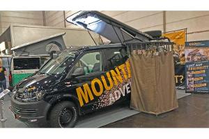 Offroad-Bulli mit Schnorchel und Allrad