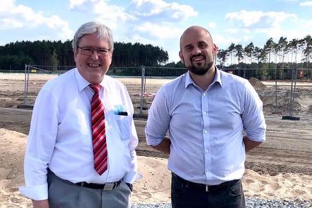 Jörg Steinbach (link) und Evan Horetsky auf der Gigafactory-Baustelle