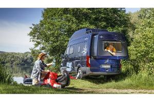 Campingbus mit Heck-Slide-out-Bett