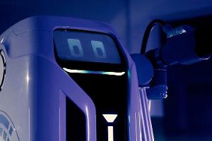 Autonomer Laderoboter dockt im Parkhaus an