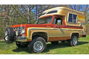 Vintage Pickup-Camper mit Hubdach