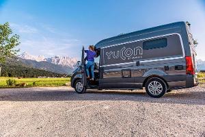 Sprinter-Bus mit Wohnzimmer im Heck