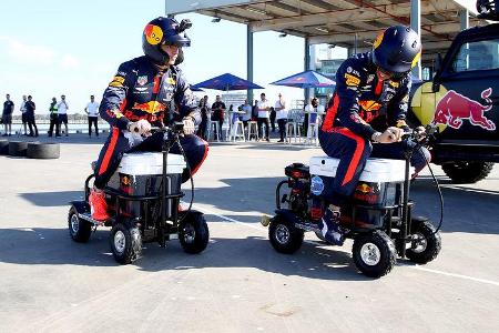 Max Verstappen & Alex Albon - Red Bull - Formel 1 - GP Australien - Melbourne - 11. März 2020 Max Verstappen & Alex Albon - Red Bull - Formel 1 - GP Australien - Melbourne - 11. März 2020