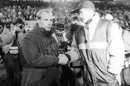 Qualifikationsspiele wie hier gegen die Schweiz unter Trainer Uli Stielike (r) waren zwar unter Bundestrainer Vogts nicht im...