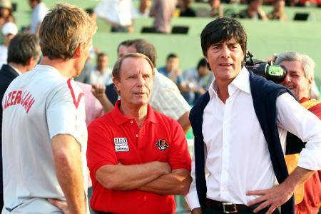 Im April 2008 bekam Vogts eine neue Aufgabe als Trainer von Aserbaidschan. In den Folgejahren traf er gleich in zwei Qualifi...
