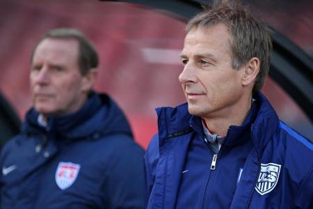 Im gleich Jahr holte ihn sein früherer Schützling Jürgen Klinsmann (r) als Scout und technischen Berater zum US-Verband. Hie...