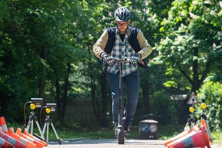 E-Scooter Elektro Tretroller Test Vergleich BMW X2 City Metz Moover Xiaomi M365 Moovi Ninebot ES2