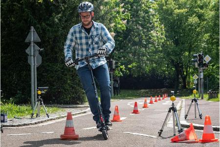 E-Scooter Elektro Tretroller Test Vergleich BMW X2 City Metz Moover Xiaomi M365 Moovi Ninebot ES2