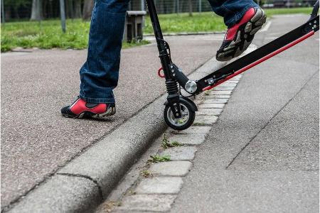 E-Scooter Elektro Tretroller Test Vergleich BMW X2 City Metz Moover Xiaomi M365 Moovi Ninebot ES2