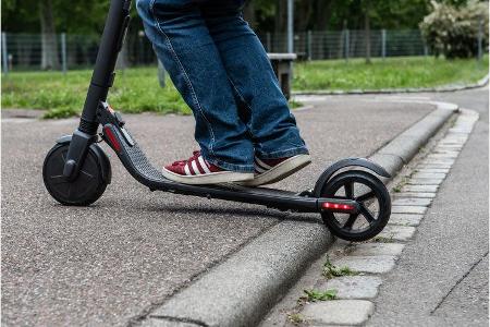 E-Scooter Elektro Tretroller Test Vergleich BMW X2 City Metz Moover Xiaomi M365 Moovi Ninebot ES2