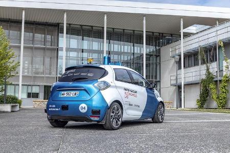Ansonsten gleichen die Zoe bis auf Sensoren und Kameras dem serienmäßigen Elektro-Kleinwagen.