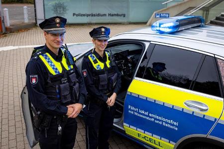 Polizei Hamburg: Auf Streife mit der Brennstoffzelle von Mercedes-Benz: Polizeipräsident Ralf Martin Meyer übernimmt den wel...