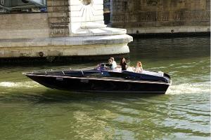 Elektro-Motorboot Black Swan