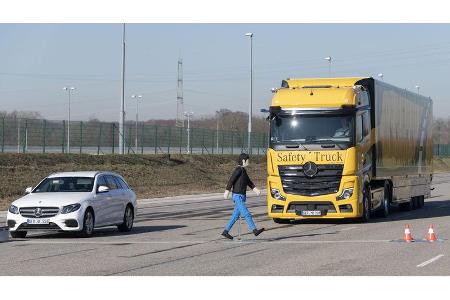 Daimler Trucks – Presentation at the EVZ in Wörth, February 2019 Daimler Trucks – Presentation at the EVZ in Wörth, February...