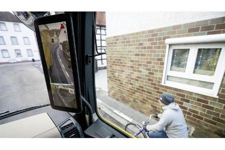 Mercedes-Benz Lkw: Perfektes Zusammenspiel: Abbiege-Assistent und MirrorCam bieten noch mehr Sicherheit Mercedes-Benz Trucks...