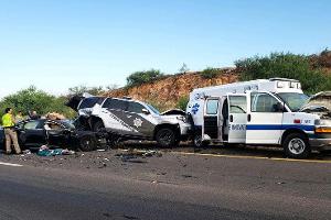 Model S rammt Streifenwagen in Krankenwagen