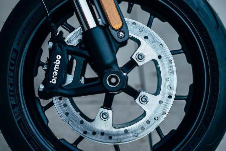 Die Bremsen kommen von Brembo, die Reifen von Michelin.