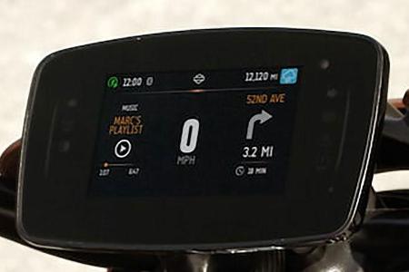 Das Cockpit besteht aus einem 4,3 Zoll großen Touchscreen.