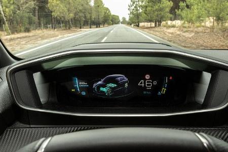 Über das kleine, niedrige Lenkrad schaut der Fahrer auf ein digitales Kombiinstrument in 3D-Optik.