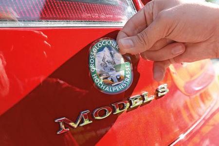 Tesla Model S, Aufkleber, Kofferraumklappe