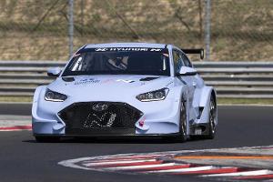 Elektro-Tourenwagen rast um den Hungaroring
