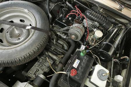 Motorraum des Renault 16
