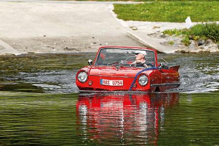 Warum nur an den Strand? Amphicar baute ein Auto, das schwimmen kann.