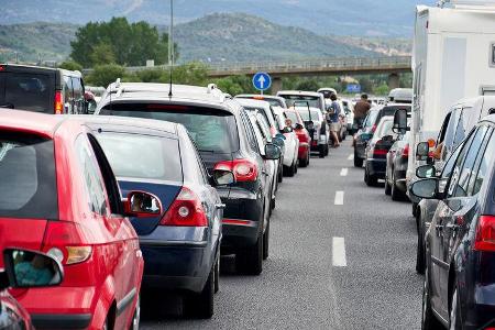 Nicht dann fahren, wenn alle fahren: Clevere Routenplanung hilft gegen die Staufalle.