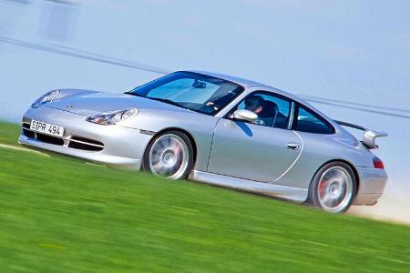 Das Fahrwerk erlaubt Querbeschleunigungen, bis der GT3 in der Kurve das Bein hebt.