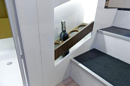 Zum hochgesetzten Fahrerhaus, das auch als Wohnzimmer und Sonnenterrasse dient, führt vom übrigen Ausbau eine dreistufige Tr...