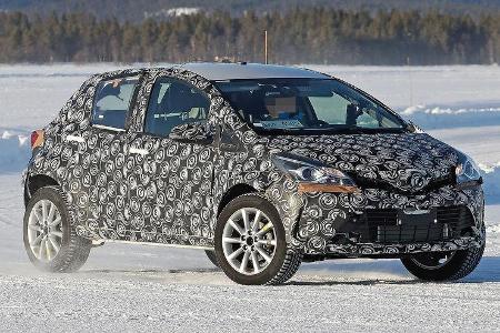 Toyota Yaris SUV Muletto Erlkönig
